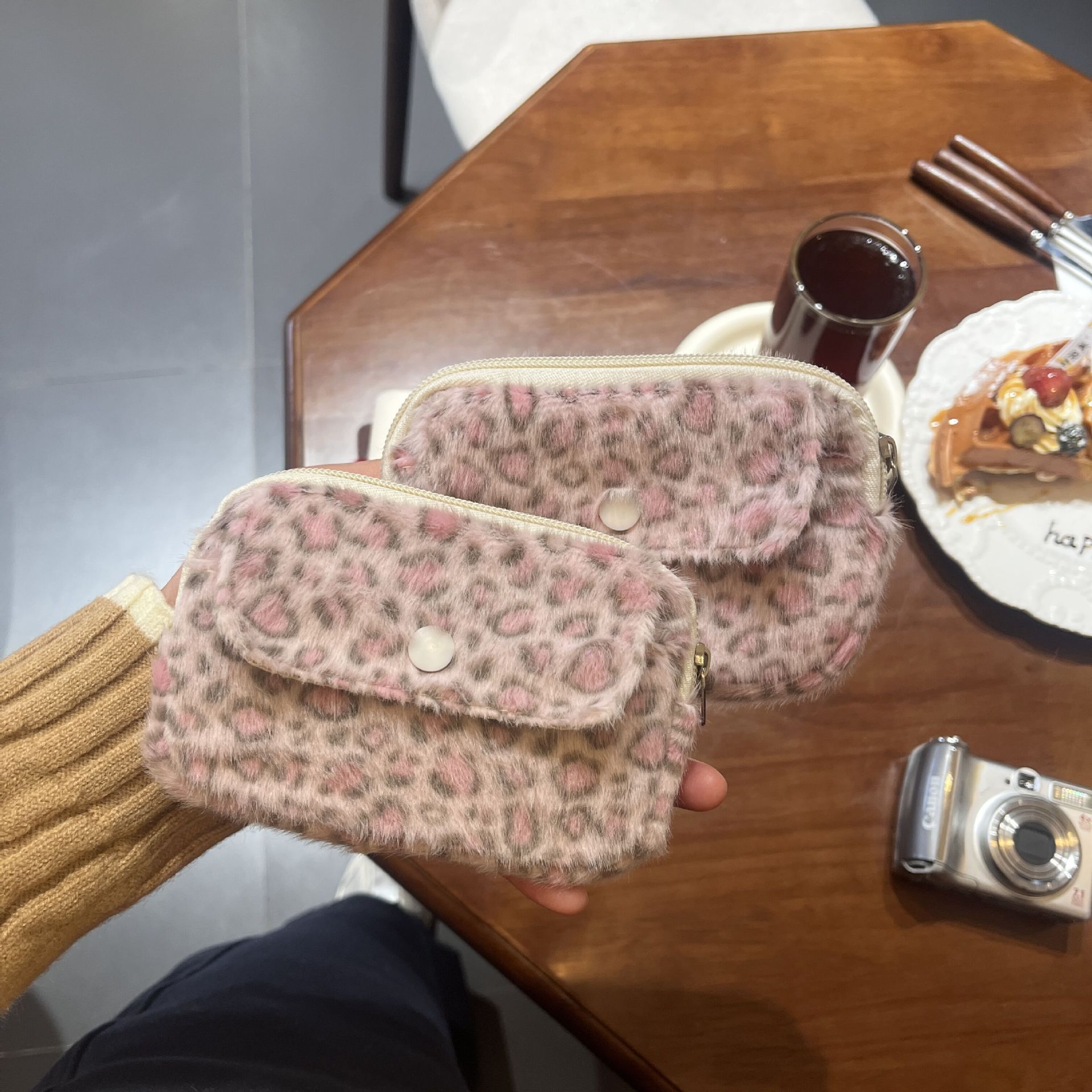 Camera Bag Travel - Dompet koin bermotif macan tutul merah