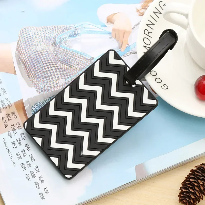 Tag bagasi geometris untuk wan - Travel Accessories International ulasan dan harga